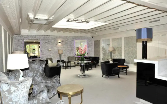 Treacys Oakwood Hotel