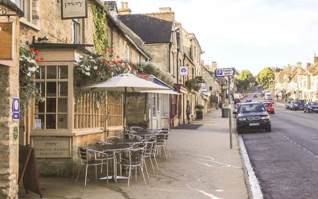 Priory Tearooms Burford With Rooms