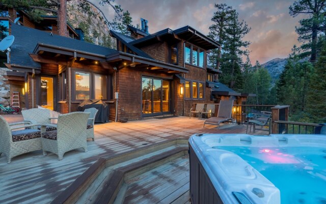 Bronson by AvantStay | Sleeps 17! On the Slopes! Squaw Valley w/Hot Tub&Fire Pit