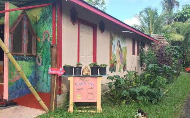 Hedonisia Hawaii Eco-Hostel Community