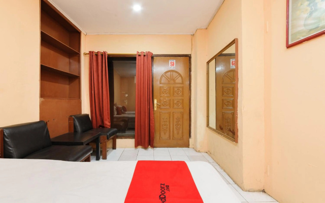 RedDoorz Plus near RSCM Jakarta – Guest Rooms – Jakarta