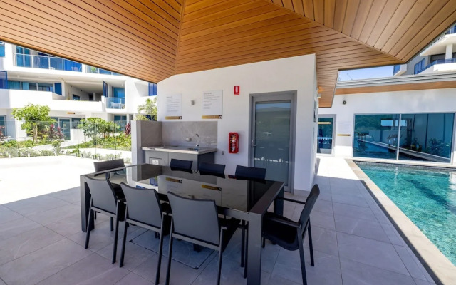 3BR Lux Beachfront Escape - Pool Gym King bed