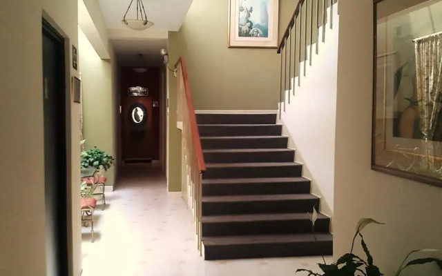 Leon De Oro Inn & Suites