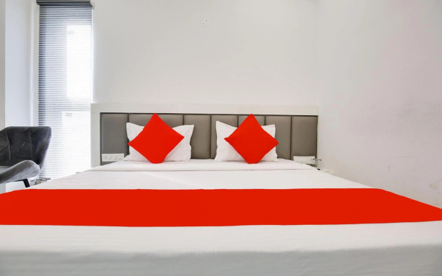 OYO Flagship 80590 Sky White House