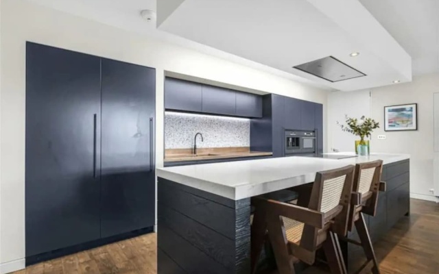 Stunning Shoreditch Penthouse Red5