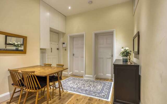 Spacious 2Bed 2Bath Apt, 5Mins To Victoria St