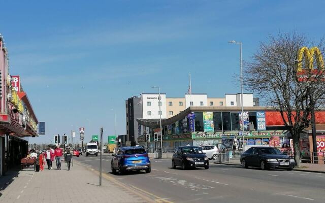 Beach Apartment - Sleeps 4, Garden & Parking