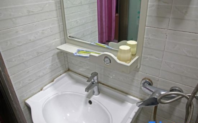 Liucheng Hongyuan Business Hotel – Bathroom – Liuzhou