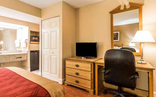 Econo Lodge Inn & Suites