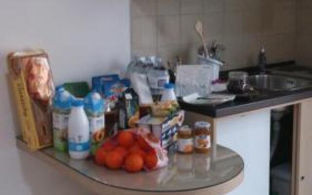 Sylvia Home Apt and Rooms with Kitchenette
