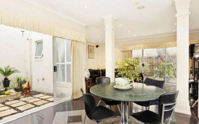 Abbotsford Private Rooms & Pods @ 15 Charles Homestay
