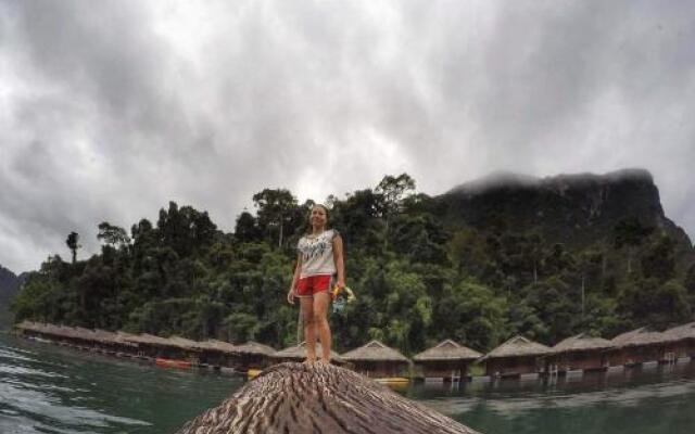 Praiwan Raft House