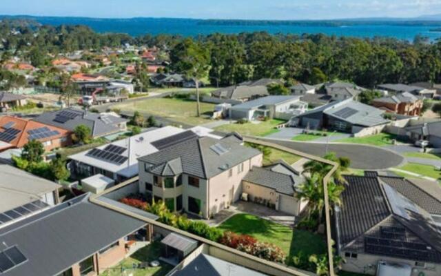 Beautiful 5 bedroom house in Jervis Bay