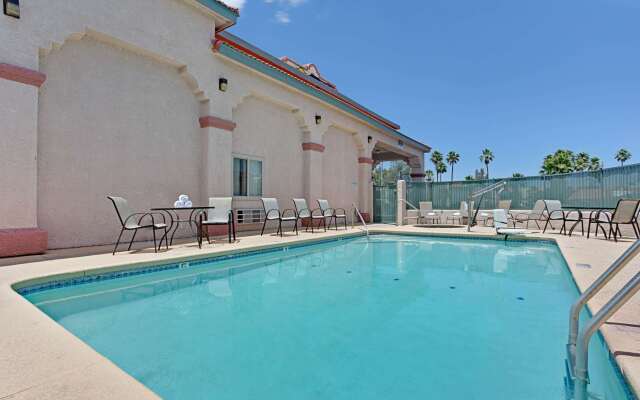 Super 8 by Wyndham Tucson Downtown Convention Center