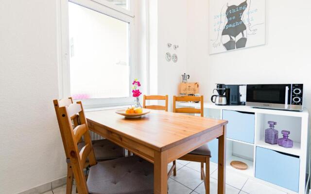 Helle Wohnung mit Balkon in grünen Innenhof - W-LAN, 4 Schlafplätze
