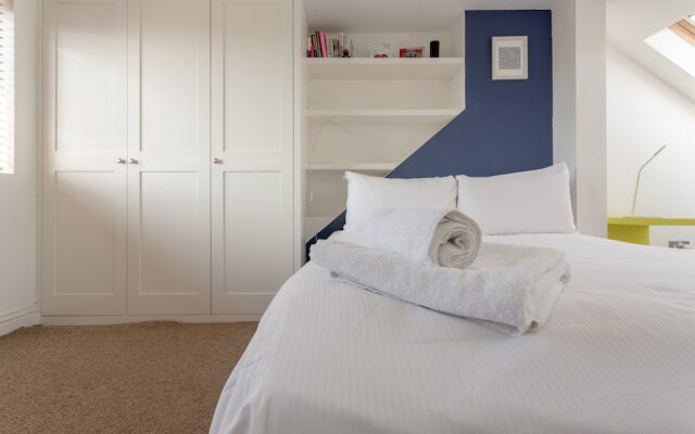 2 Bedroom House With Garden in Tooting