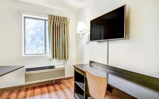 Motel 6 Madison North