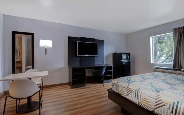 Motel 6 Buttonwillow, CA Central