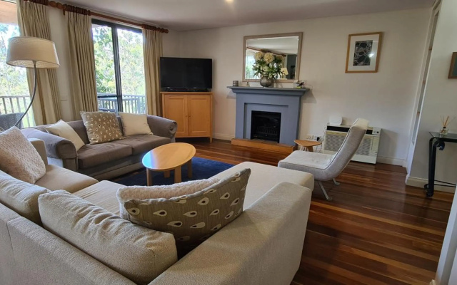 Villa Dion, 3 Bedroom Private Villa, Cypress Lakes Resort, KING & SINGLE BEDS – Guest Rooms – Pokolbin