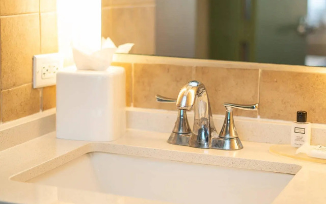 Comfort Inn & Suites Levittown