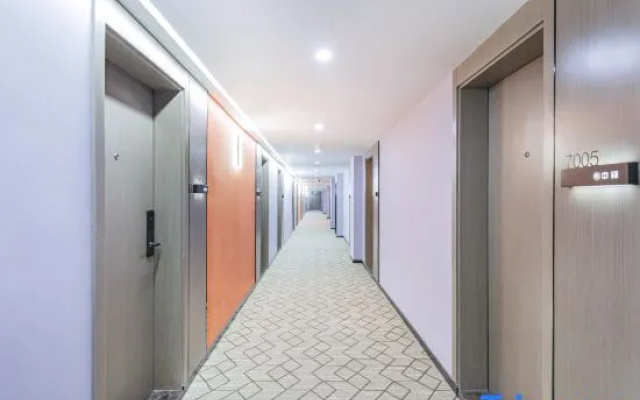 TRUE GO Hotel X (Beijing Guomao Sihui Subway Station)