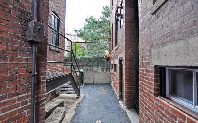 2br/1ba Near Paul Revere House by Domio