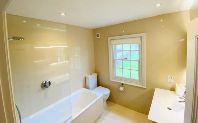 Stunning 6-bed Country House With Heated Pool