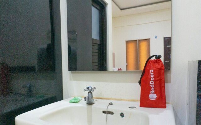 RedDoorz Syariah near Sultan Muhammad Kaharuddin Airport