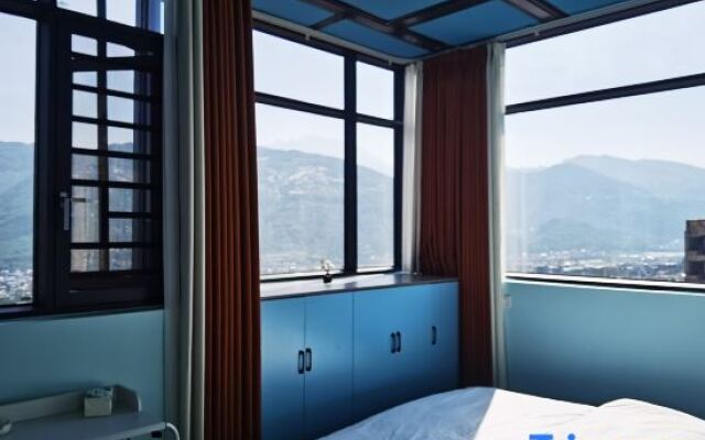 Hanyuan Huaxuan Xiaolou Homestay