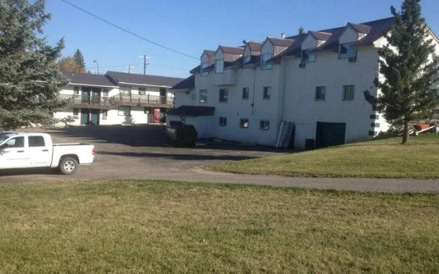 Outpost Motel & Kitchenette Suites