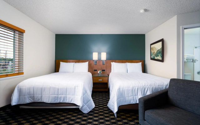MCM Elegante Suites