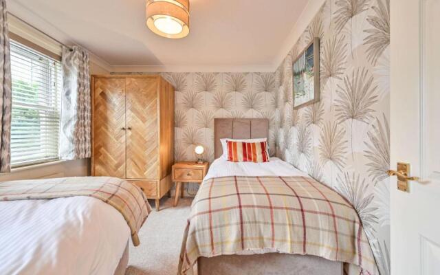 Lisburne Place - Luxury Three Bedroom Town House