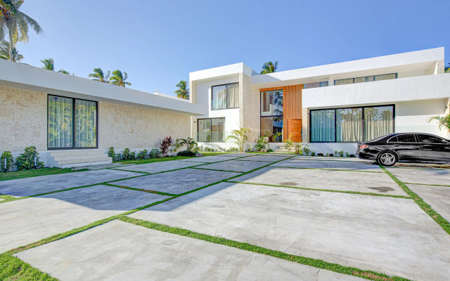 Luxury 10br Beachfront Stunner With Private Pool