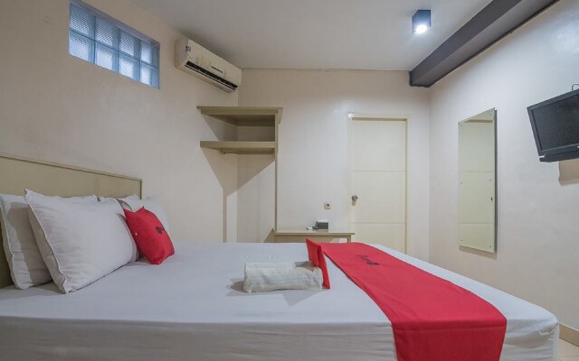 RedDoorz plus near Museum Geologi Bandung