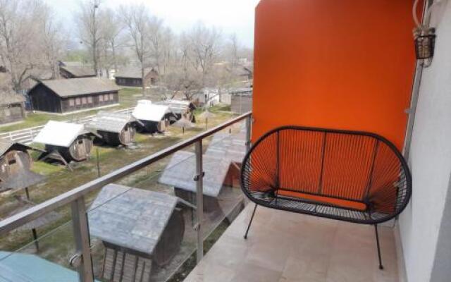 Blue Wave 2 Primul Bloc La Mare