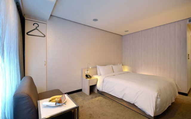 Yomi Hotel - MRT Shuanglian Station