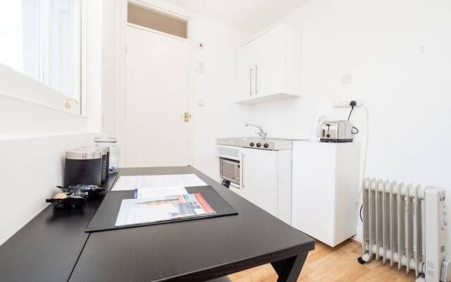 Top Floor Compact Apartment Notting Hill