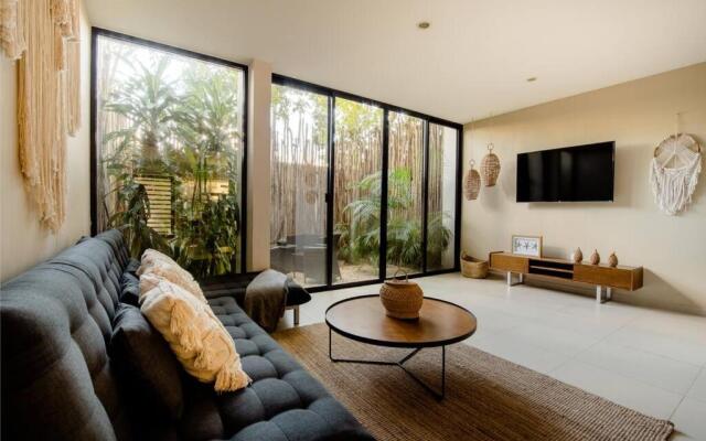 Beautiful Villa with Private Jacuzzi in Aldea Zama
