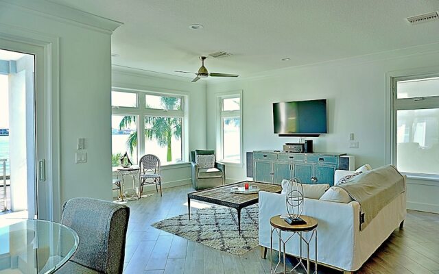 Pass-A-Grille Luxury Waterfront 612 by TechTravel