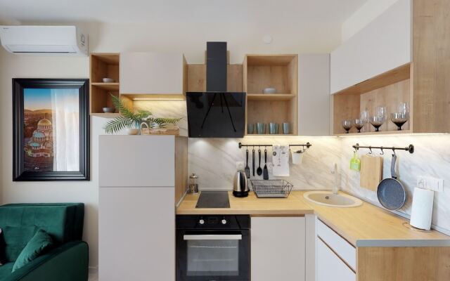 FM Deluxe 2-BDR Apartment - Springtime