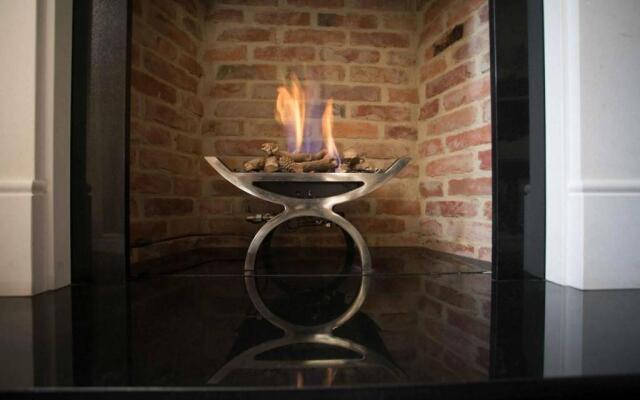 Medieval Town House - Walled Garden Sleeps 8