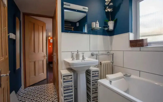 Stylish and Bright 2 Bedroom Flat in Bristol