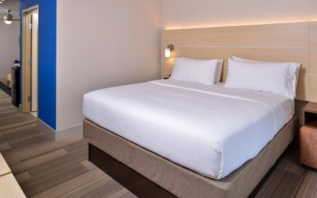 Holiday Inn Express & Suites Cincinnati - Mason by IHG