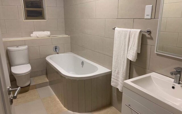 Executive 3 Bedrooms Fully Furnished Apartment Close to Amenities