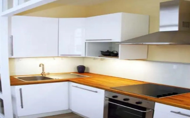 Large Marais Studio (321)