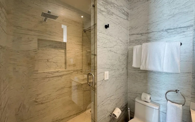 Paradise Found Luxe 2BR Condo in Iconic Location