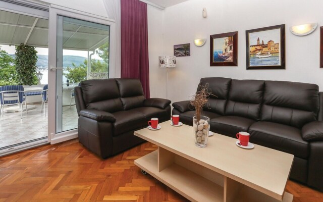 Amazing Home in Okrug Donji With 5 Bedrooms