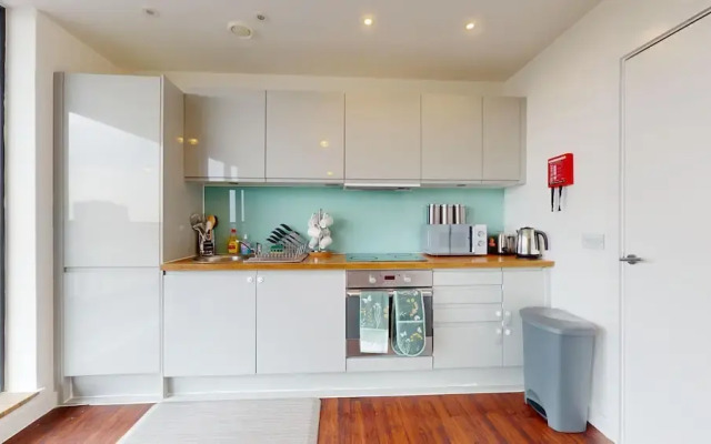 Basildon - 2 Bed Flat - Sleeps 5 - Near Station