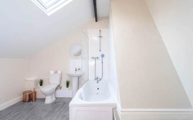 Birmingham Townhouse With Garden and Parking