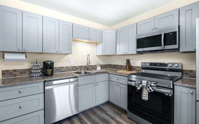 White Oak Landing Spacious 6 BDR w/ Boat Slip!